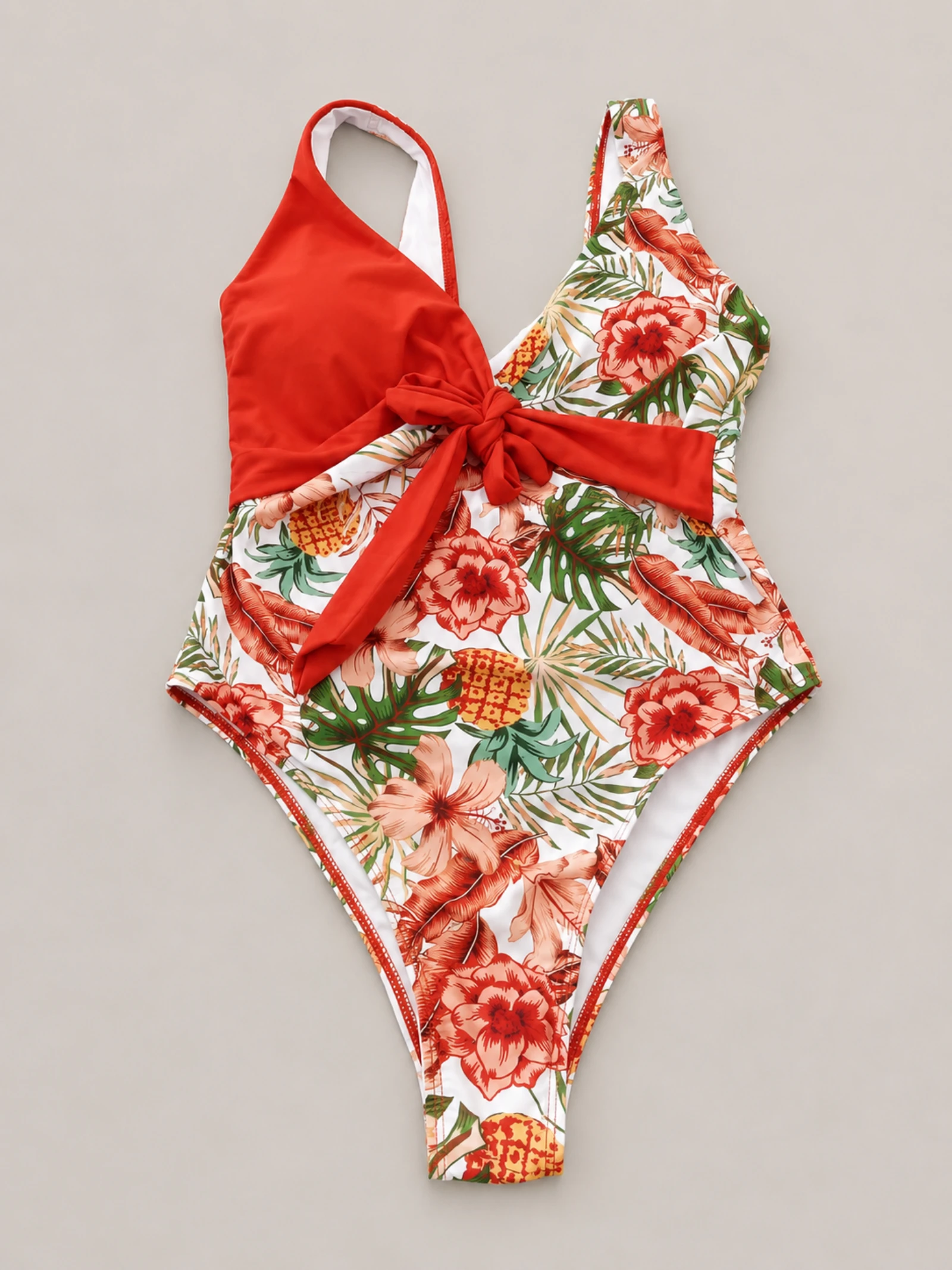Bañador de una pieza con estampado floral sobre fondo blanco y color terracota con flores y hojas – photo 2
